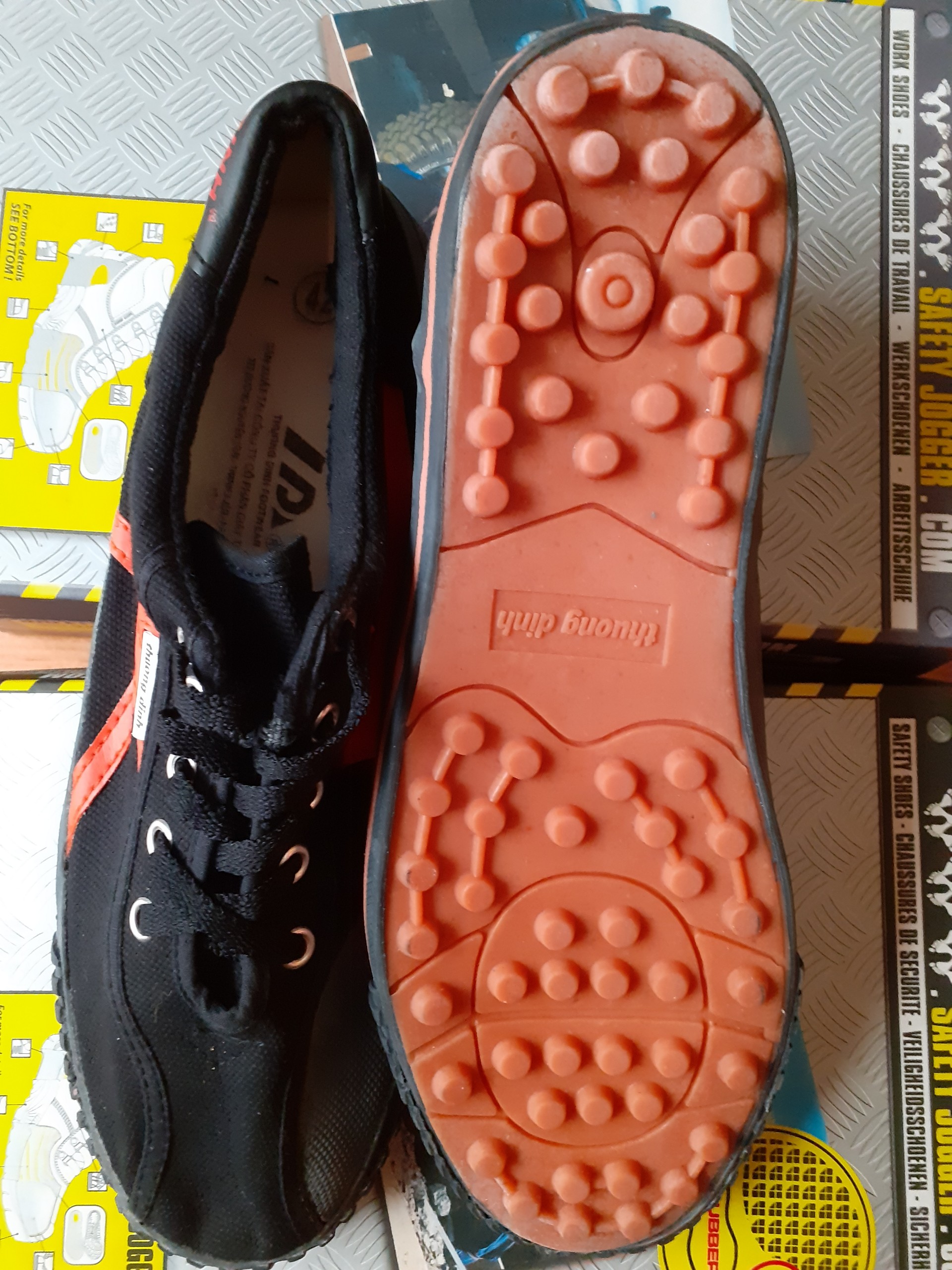 Giày Thượng Đình đen sọc đỏ